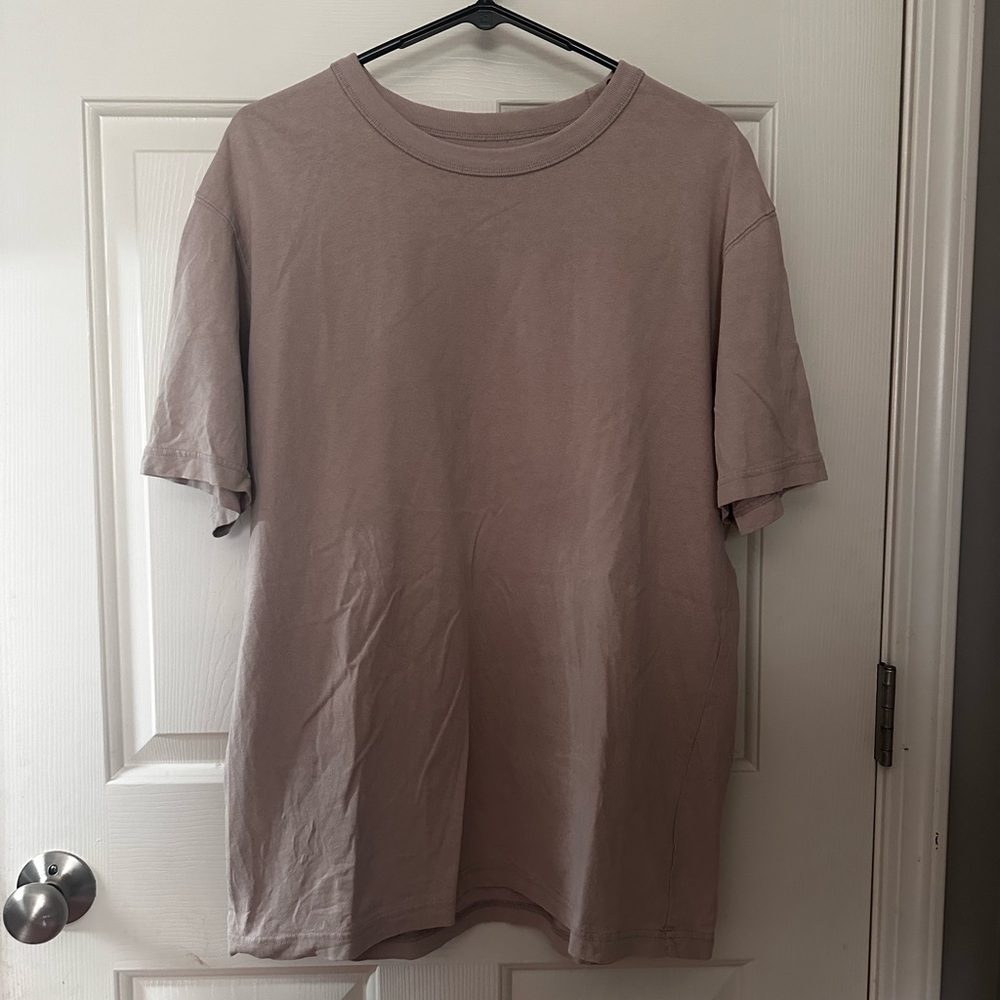 Uniqlo Men’s T-shirt in a pinkish brown color. 100% cotton with chest size 41-44